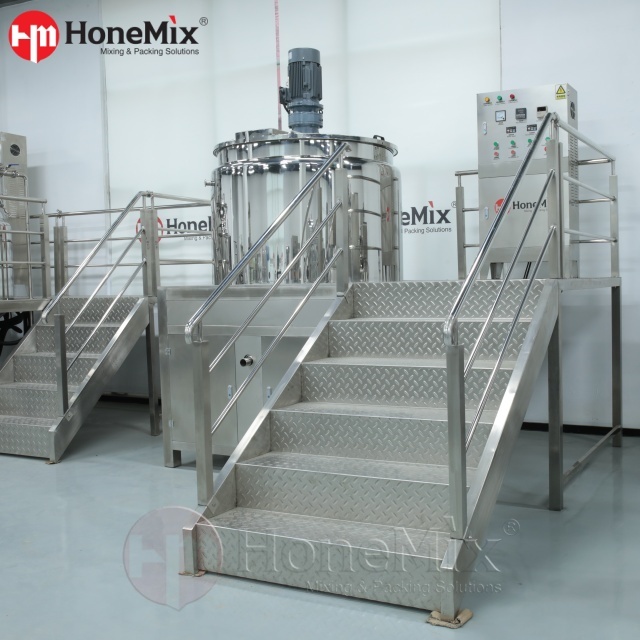 Honemix-Stainless-Steel-Homogenizer-Tank-With-Operator-Platform