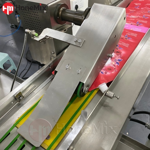 Automatic-Stand-Up-Pouch-Feeding-Conveyor-For-Filling-And-Sealing-Machine