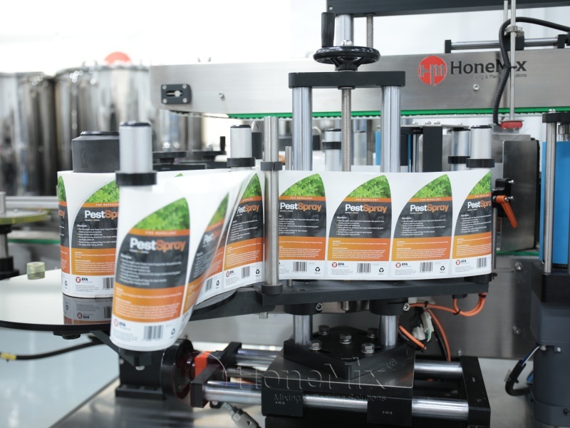 Automatic-Double-Side-Labeling-Machine-Labeling-Bottles-On-Conveyor