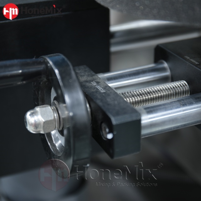 Automatic-Double-Side-Labeling-Machine-Labeling-Head-Close-Up