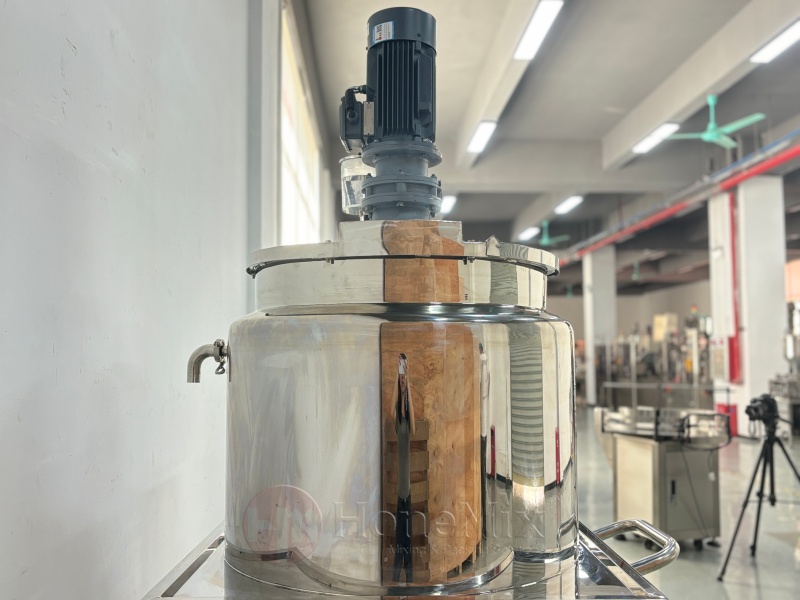 HONEMIX-Stainless-Steel-Mixing-Tank-Top-Agitator-Close-Up
