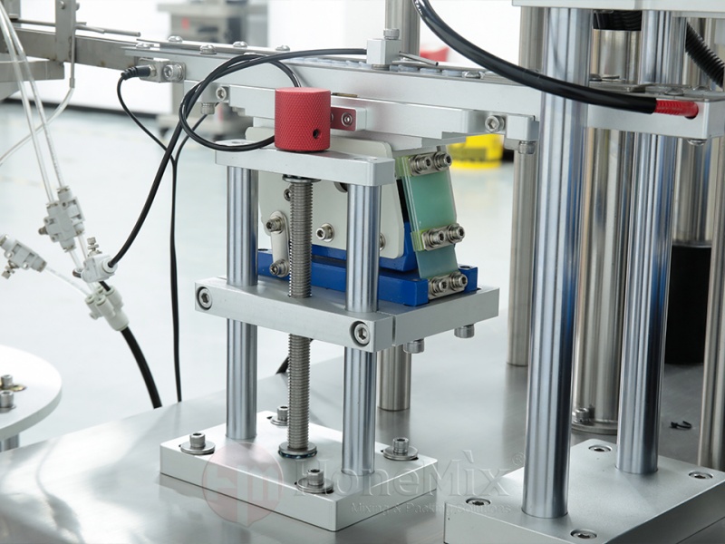 Honemix-Mascara-Filling-Machine-Capping-Unit-Close-Up