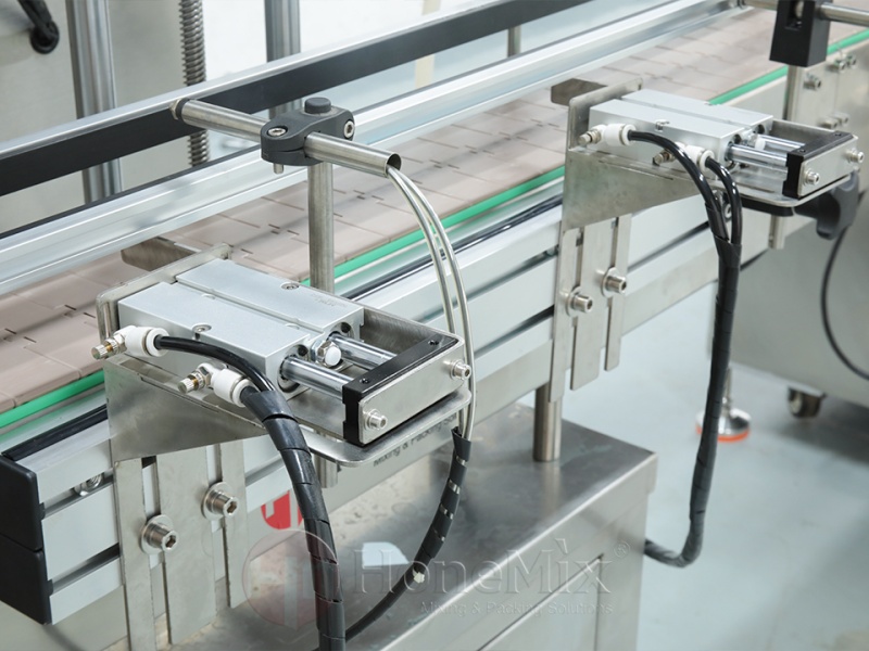 Honemix-Conveyor-And-Bottle-Transfer-System-For-Liquid-Filling-Line