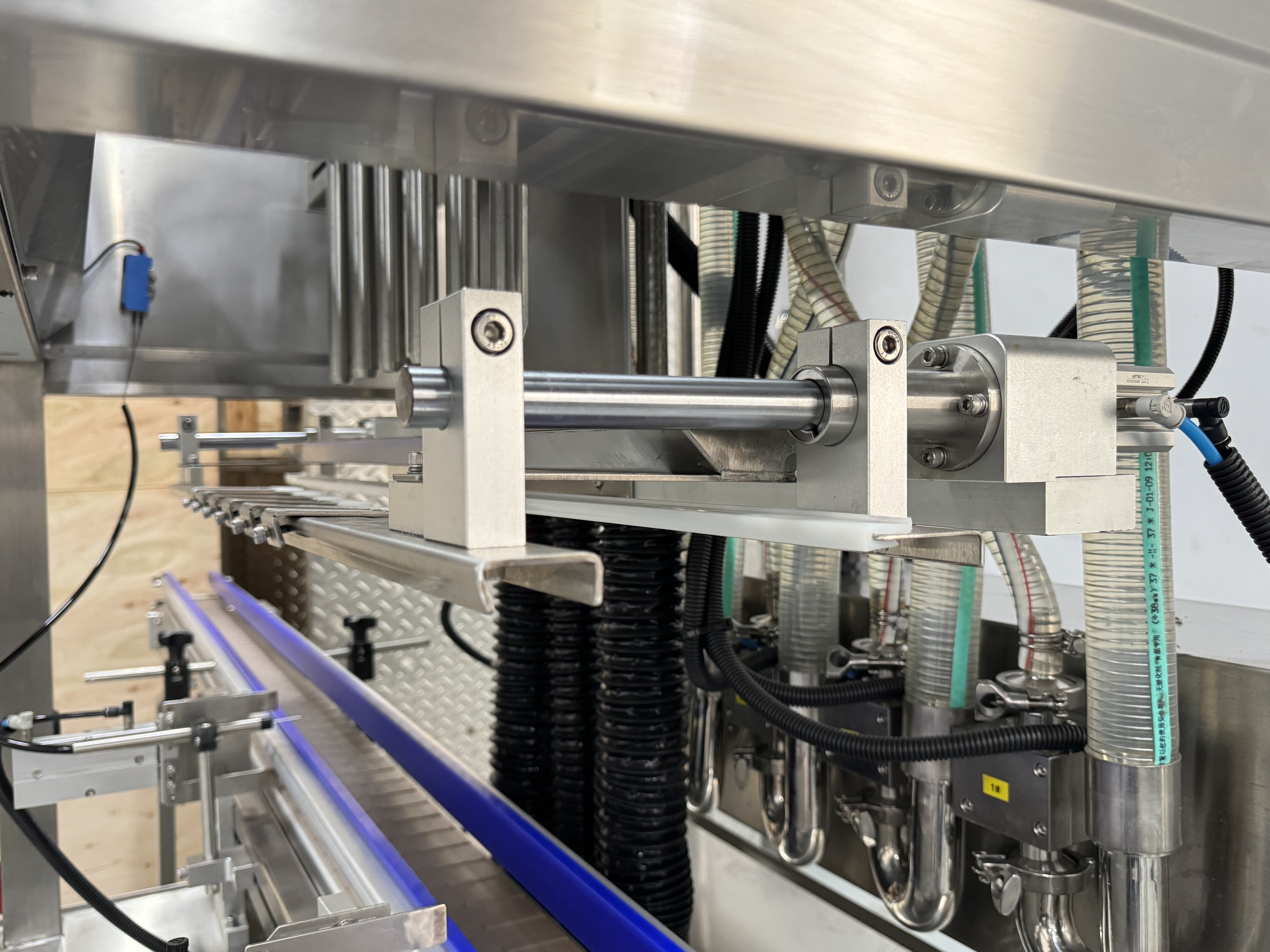 HY-AFM Automatic Gear Pump Filling Capping Production Line