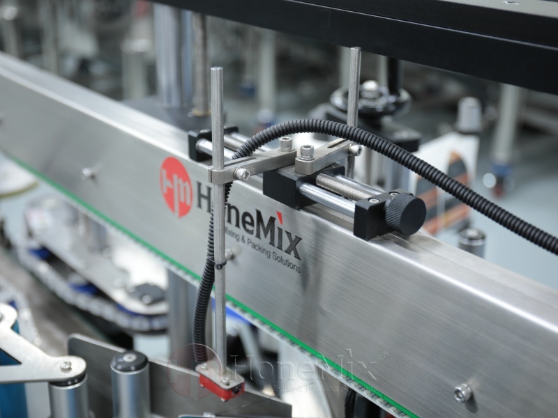 Automatic-Double-Side-Labeling-Machine-Conveyor-And-Guide-Rail-Close-Up