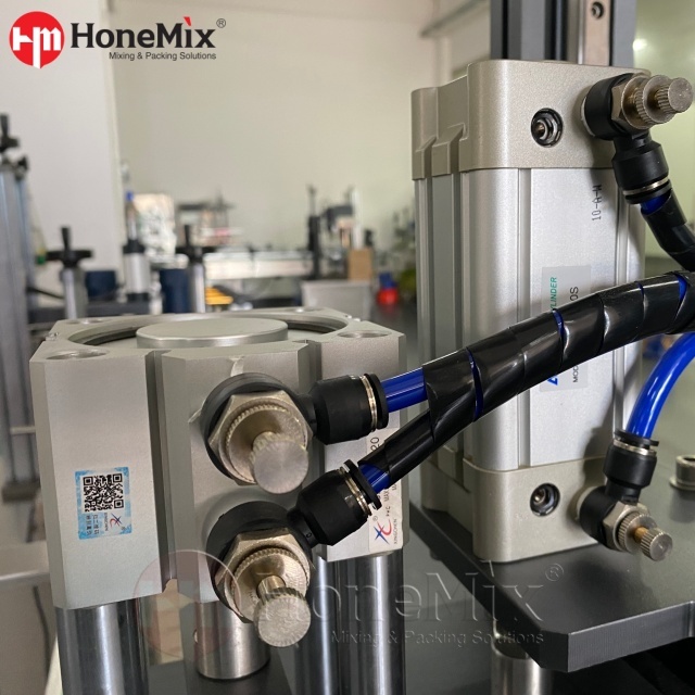 Honemix-Perfume-Vacuum-Filling-Machine-Filling-Valve-Close-Up