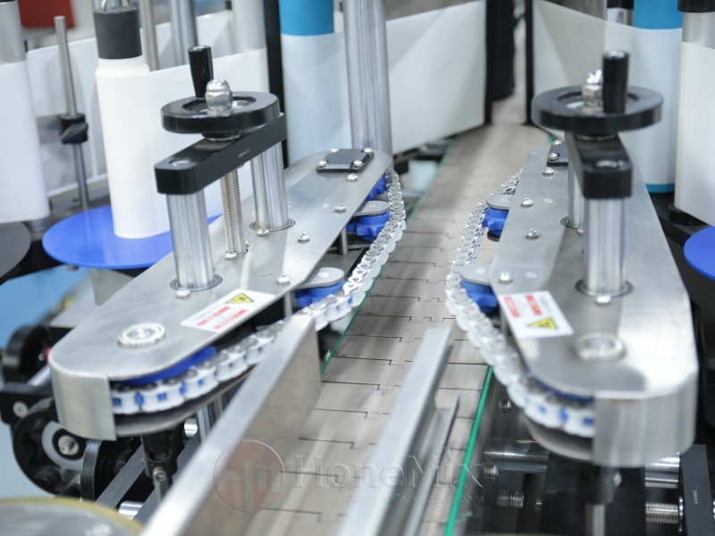 Automatic-Double-Side-Labeling-Machine-Conveyor-Bottle-Guiding-System