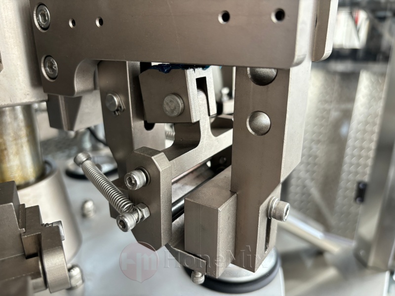 Honemix-Tube-Sealing-Mold-And-Mechanical-Structure-Close-Up
