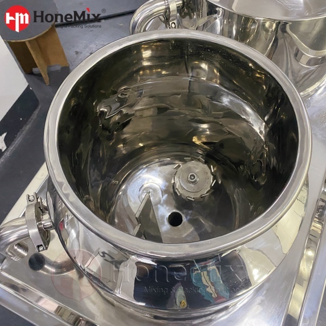 20L-Laboratory-Vacuum-Emulsifier-Tank-Interior