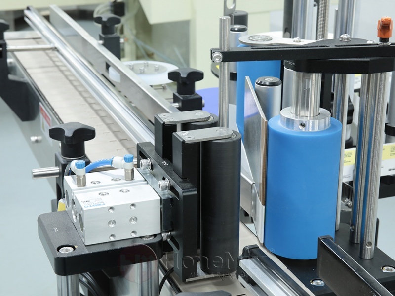 Automatic-Round-Bottle-Labeling-Machine-Labeling-Station-Close-Up