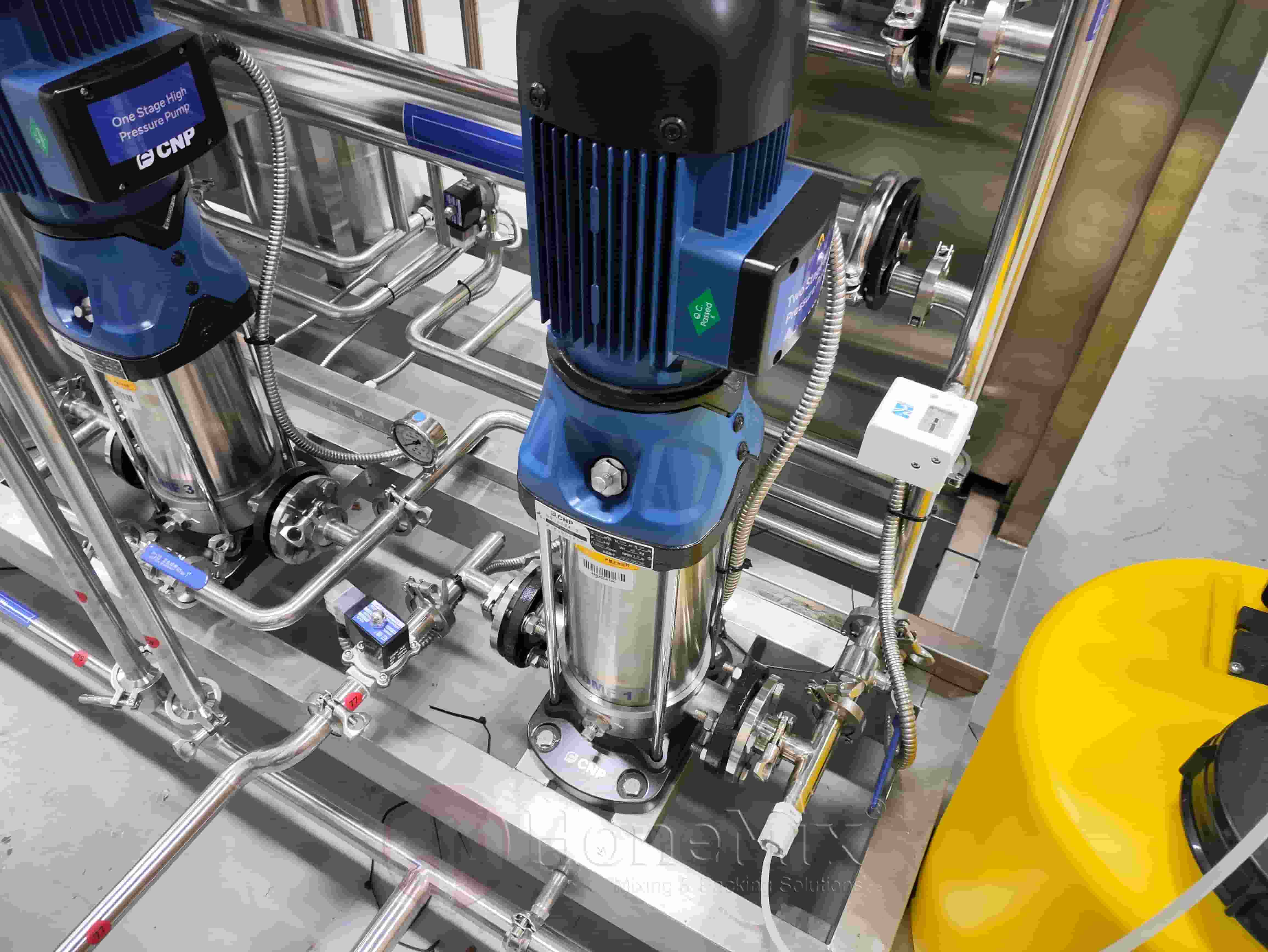 Reverse osmosis membrane housing and high pressure pump components for industrial water purification system