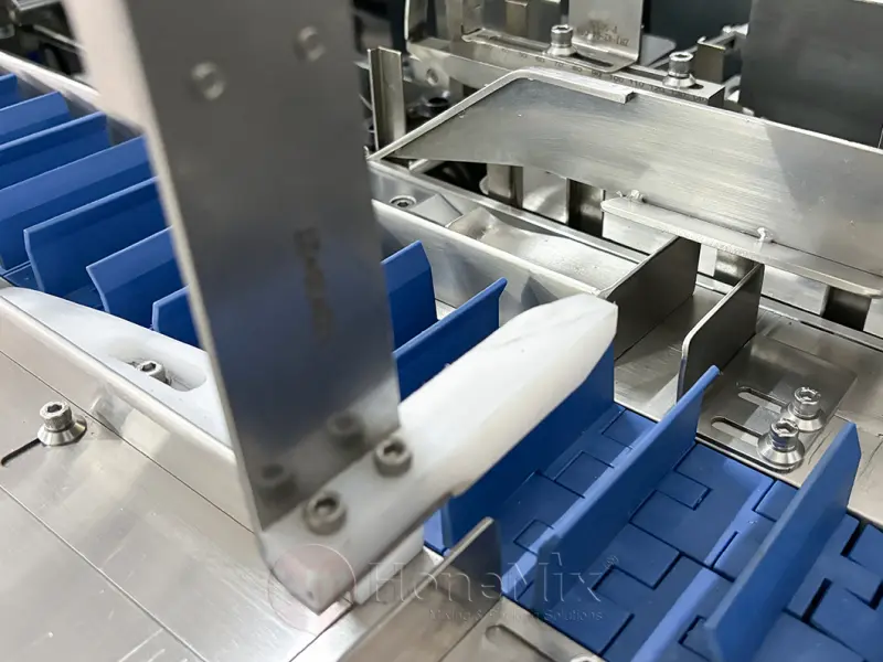 Carton chain guide system for stable automatic carton packaging