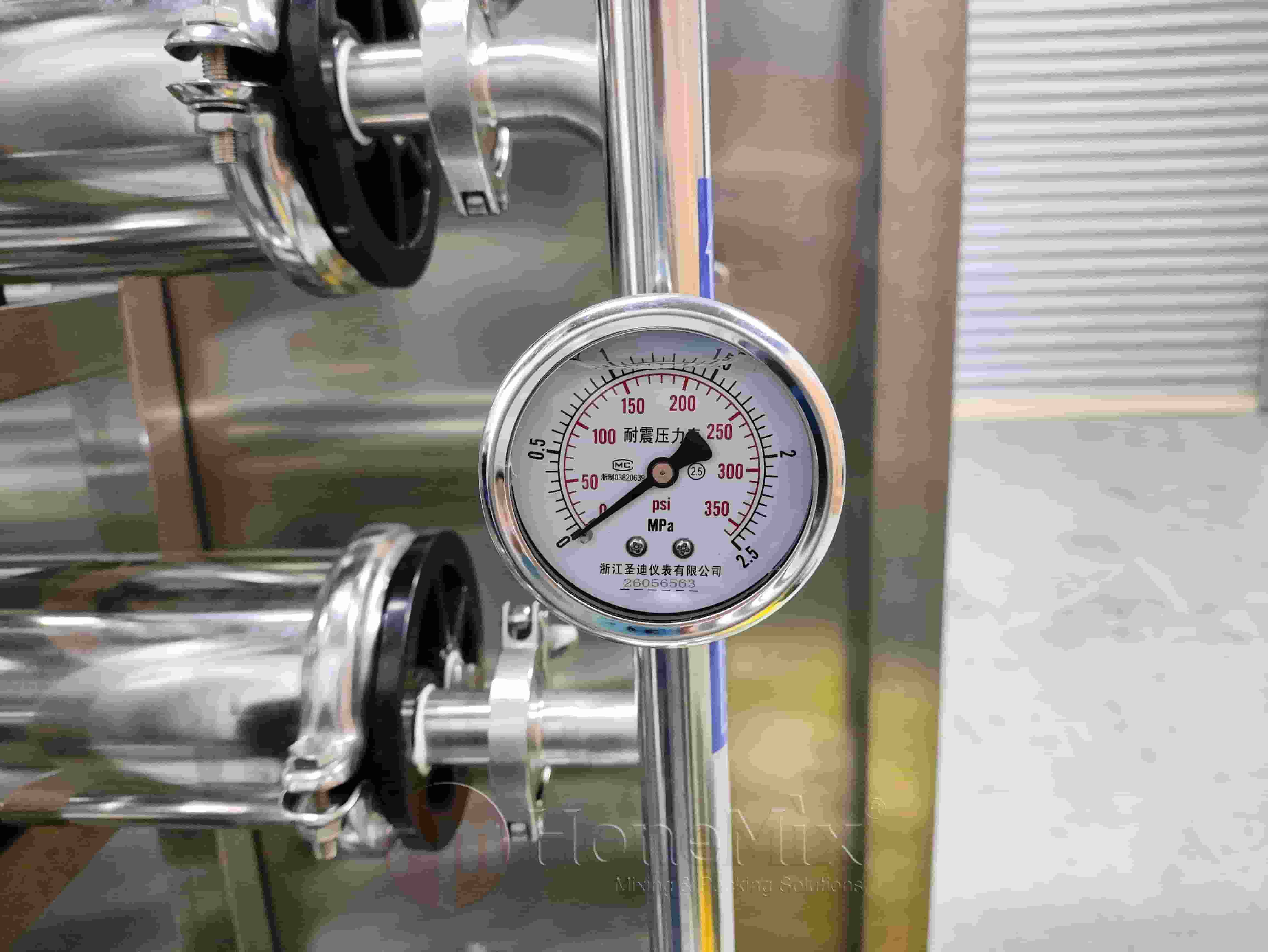 Industrial reverse osmosis system pressure gauge for water treatment monitoring