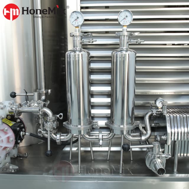 Perfume freezing filtration machine with stainless steel filter housings