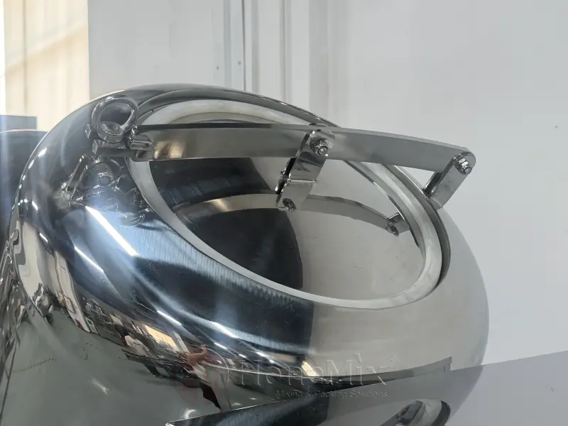 Sealed Loading Cover on Stainless Steel V Blender Machine