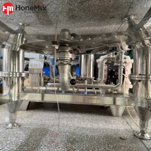 5 t/h perfume filtration skid with pneumatic diaphragm pump and sanitary filter housings