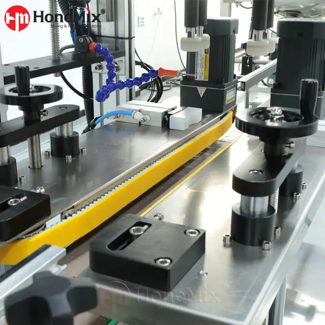 Automatic capping station for pump head and screw cap bottle packaging