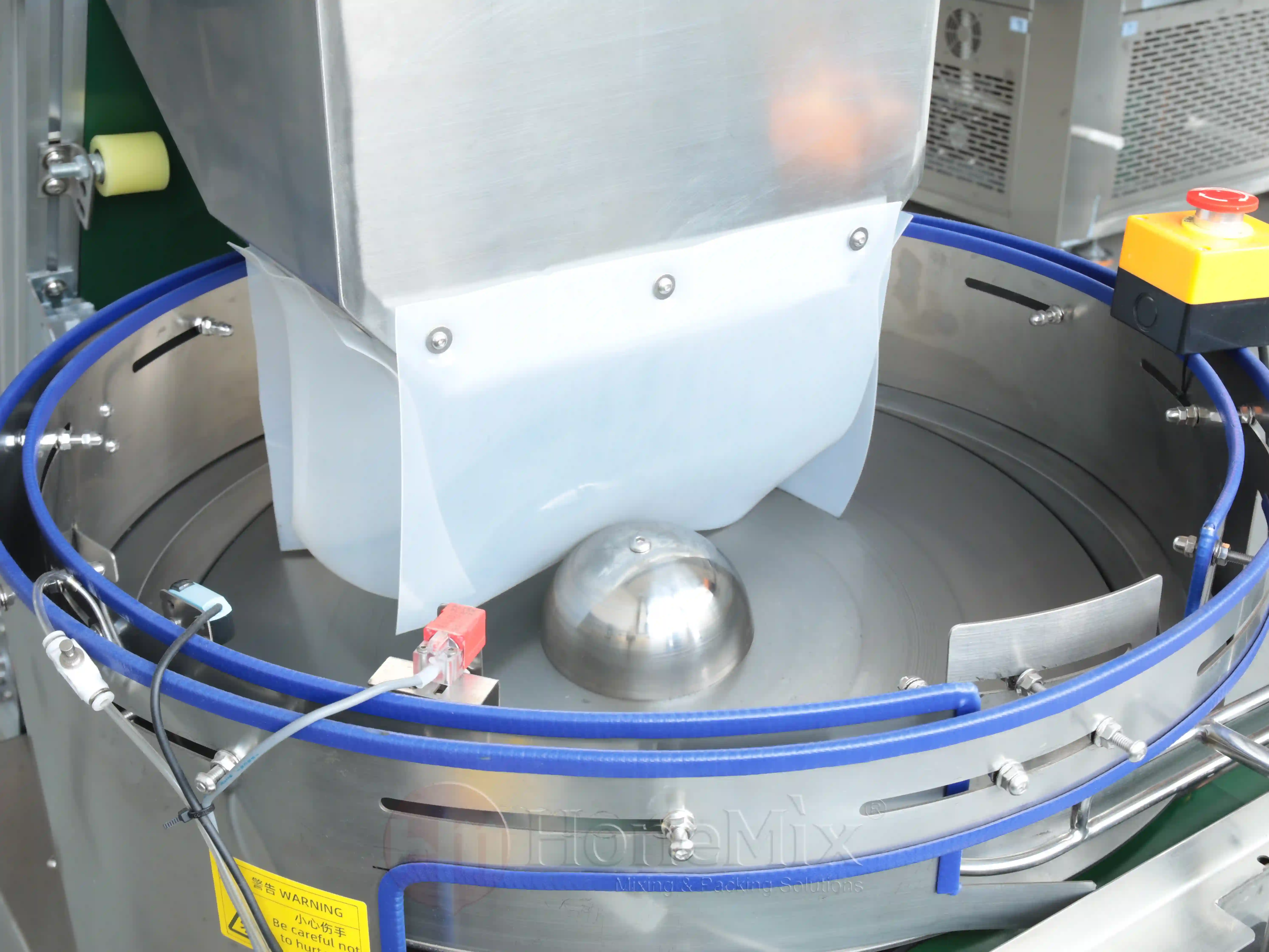 Rotary centrifugal bowl for sorting and feeding containers into an automatic filling line