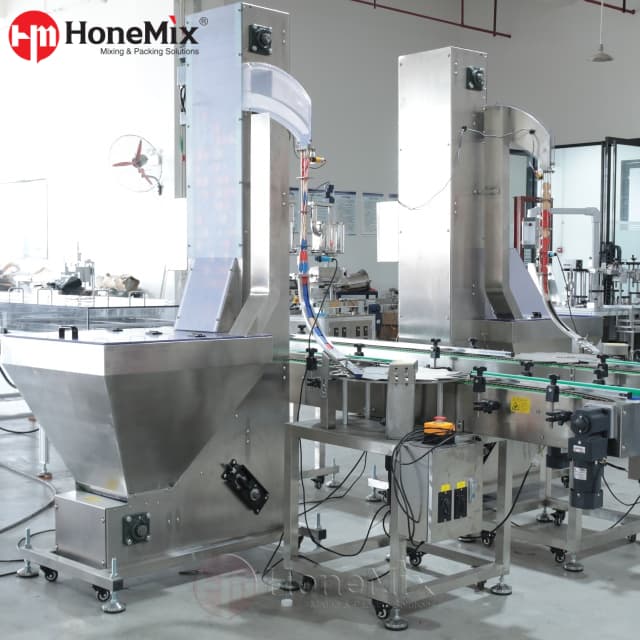 Automatic cap sorting and feeding machine for jar filling and capping lines