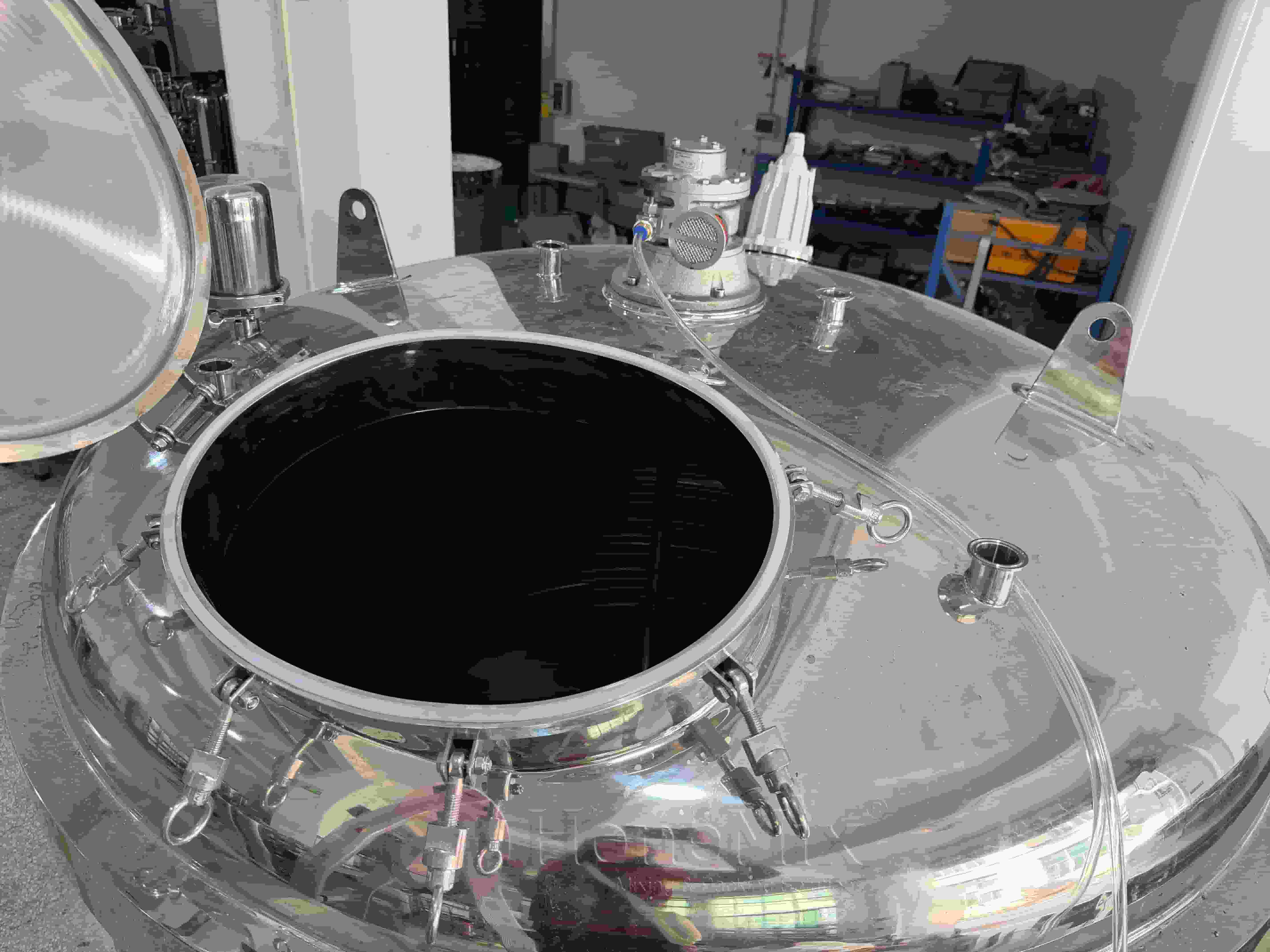 sealed-manhole-2000l-perfume-mixing-tank
