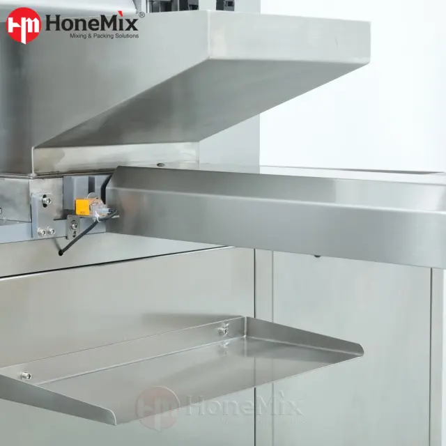 Automatic powder feeding chute for eyeshadow and pressed powder production